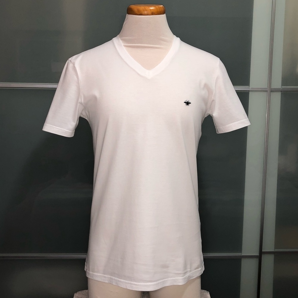 Christian Dior 🐝
T-SHIRT WITH BEE EMBROIDERY